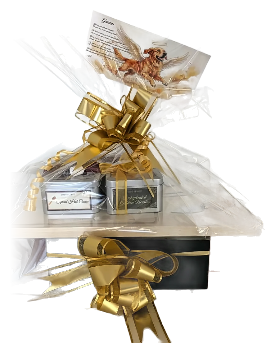Ancheta Loto Blanco en celofán con moño dorado, tabla de madera, latas de chocolate caliente y uchuvas, caja negra y tarjeta de agradecimiento con un poema