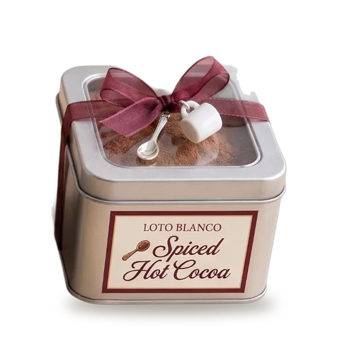 Lata Loto Blanco de Spiced Hot Cocoa (chocolate caliente especiado) con moño vinotinto, taza y cucharita