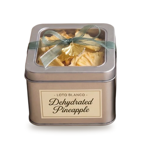 Lata Loto Blanco de Dehydrated Pineapple (piña deshidratada) con moño verde y dije dorado