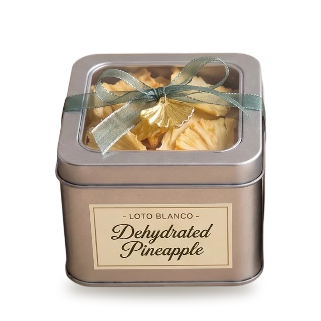 Lata Loto Blanco de Dehydrated Pineapple (piña deshidratada) con moño verde y dije dorado